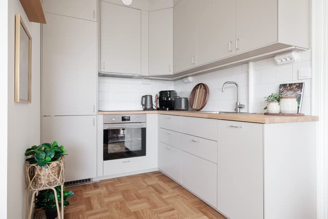 Tvåa med dubbla balkonger i Stockholm nära parker och city