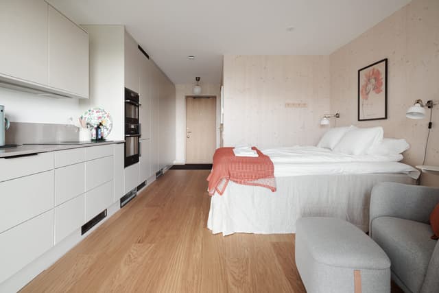 Modern skandinavisk studio med balkong på Kungsholmen, Stockholm