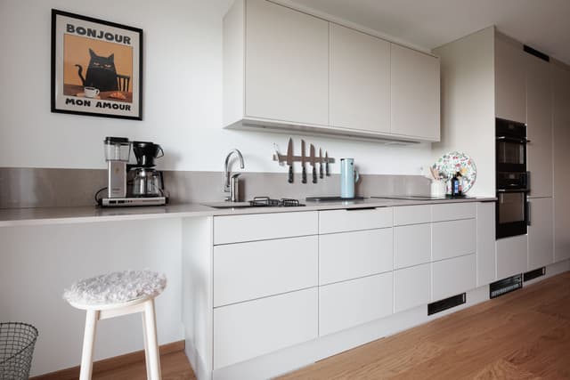 Modern skandinavisk studio med balkong på Kungsholmen, Stockholm