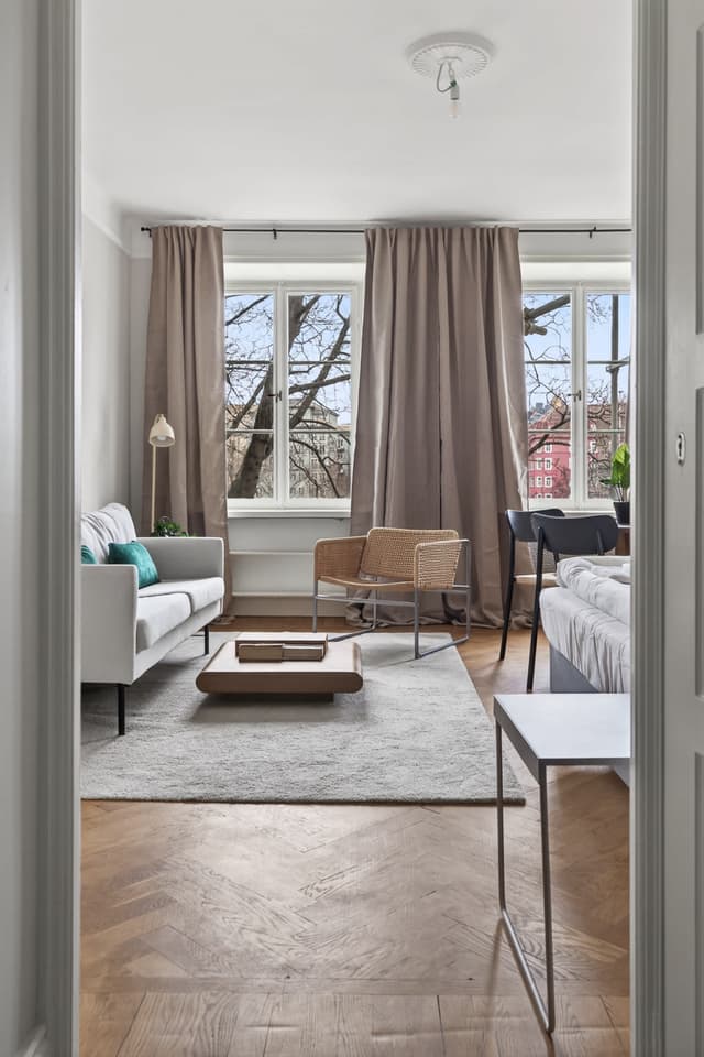 Mysig studiointeriör i St. Eriksplan, Stockholm, i ett historiskt hus.