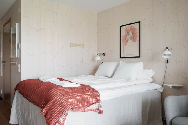 Modern skandinavisk studio med balkong på Kungsholmen, Stockholm