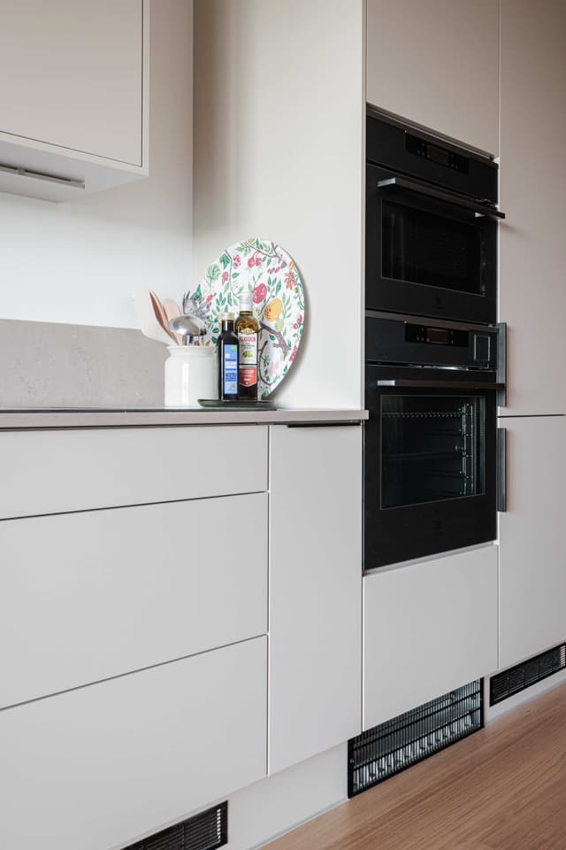 Modern skandinavisk studio med balkong på Kungsholmen, Stockholm