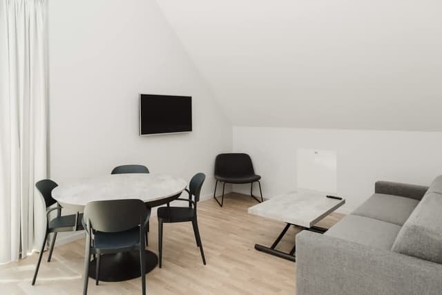 Loftallrum på Lidingö, minimalistisk inredning & naturligt ljus; modern köksdel; mysigt sovrum med arbetsyta