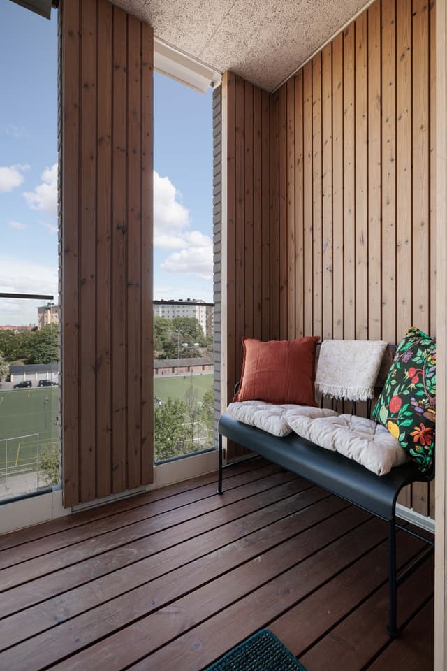 Modern skandinavisk studio med balkong på Kungsholmen, Stockholm
