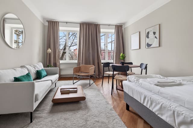 Mysig studiointeriör i St. Eriksplan, Stockholm, i ett historiskt hus.