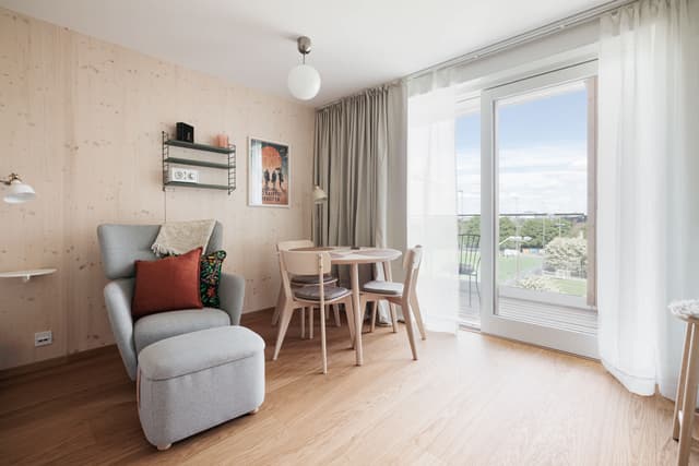 Modern skandinavisk studio med balkong på Kungsholmen, Stockholm