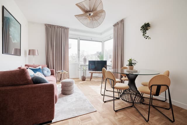 Tvåa med dubbla balkonger i Stockholm nära parker och city