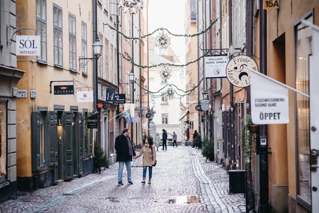1 rok i Gamla stan med modernt kök och stora fönster mot gågata
