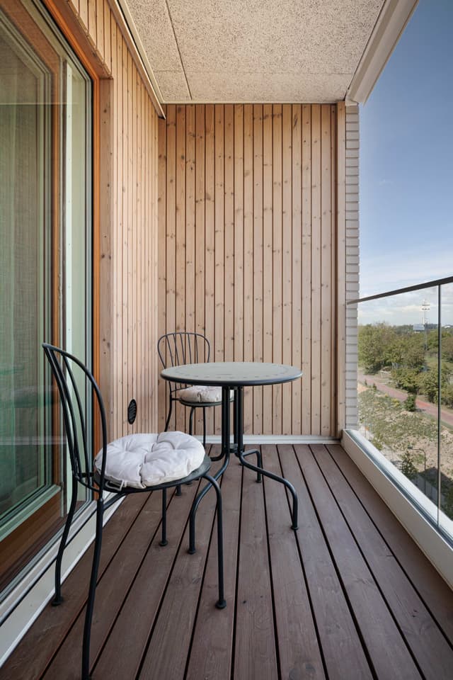 Modern skandinavisk studio med balkong på Kungsholmen, Stockholm