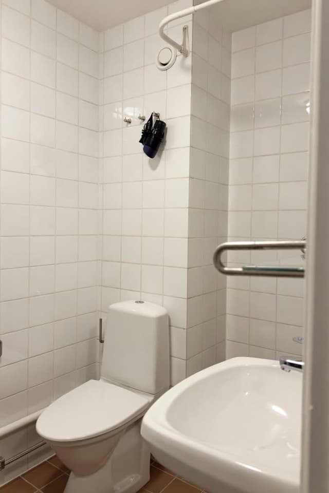 1 rok i Gamla stan med modernt kök och stora fönster mot gågata