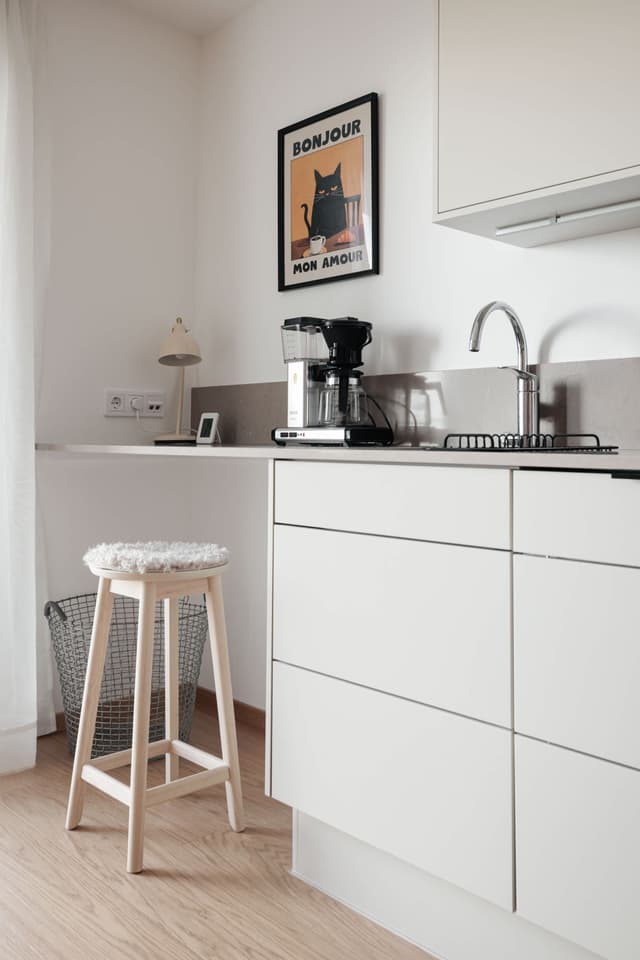 Modern skandinavisk studio med balkong på Kungsholmen, Stockholm