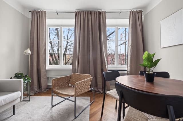 Mysig studiointeriör i St. Eriksplan, Stockholm, i ett historiskt hus.