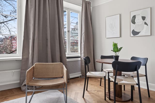 Mysig studiointeriör i St. Eriksplan, Stockholm, i ett historiskt hus.