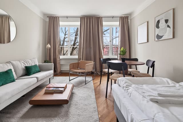 Mysig studiointeriör i St. Eriksplan, Stockholm, i ett historiskt hus.