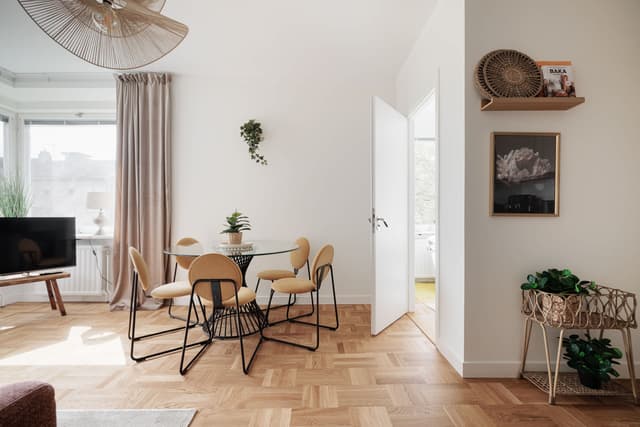 Tvåa med dubbla balkonger i Stockholm nära parker och city