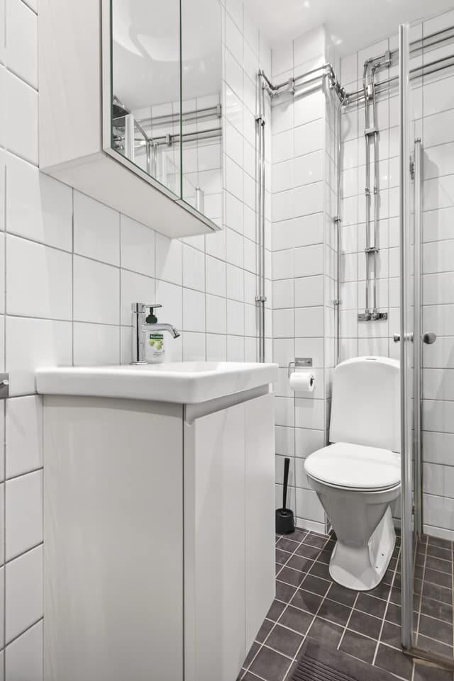 Mysig studiointeriör i St. Eriksplan, Stockholm, i ett historiskt hus.