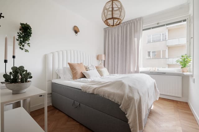 Tvåa med dubbla balkonger i Stockholm nära parker och city