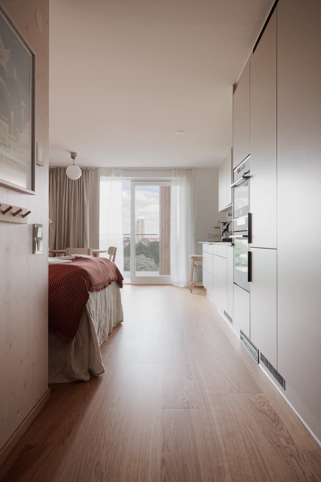 Modern skandinavisk studio med balkong på Kungsholmen, Stockholm