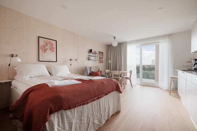 Modern skandinavisk studio med balkong på Kungsholmen, Stockholm