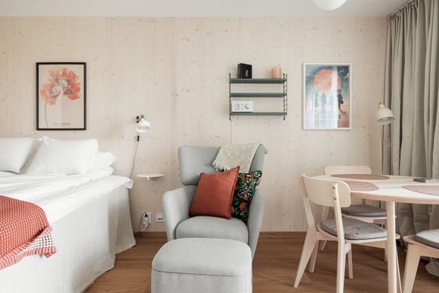 Modern skandinavisk studio med balkong på Kungsholmen, Stockholm