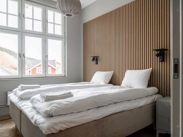 skid-in skid-out-lägenhet interiör, privat bastu, bergsutsikt