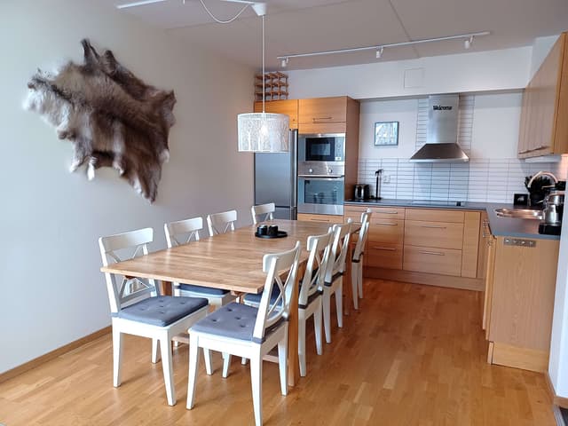 Two-story top-floor apartment in central Åre near ski lifts, with sauna, ski storage and garage parking