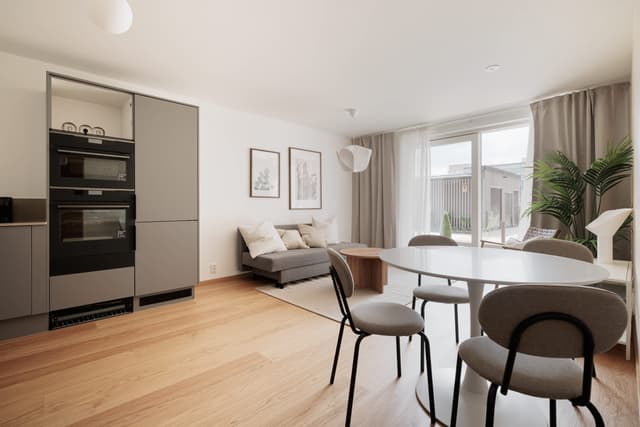 Modern lägenhetsinteriör och privat uteplats på Kungsholmen.