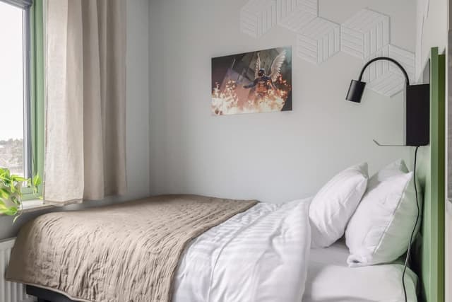 Gemensamt loungeutrymme med bekväma sittplatser på HomeX Hotel, Täby