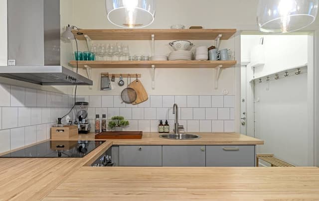 Lägenhet på Södermalm: kök med frukostbar, sovrum, matplats, vardagsrum, planlösning, badrum, balkong