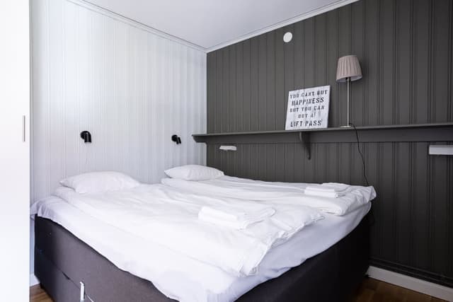 Vardagsrum och kök i Åre Fjällby lägenhet, master sovrum, barnrum med våningssäng, balkongutsikt