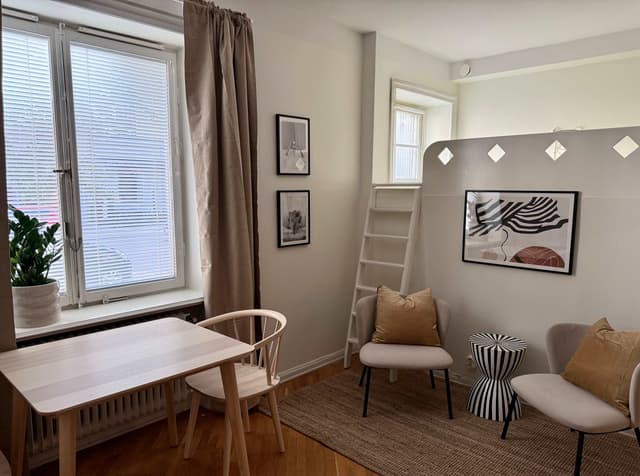 Studiointeriör i Södermalm, mysigt vardagsrum vid vattnet, modern pentry, kafégata i närheten