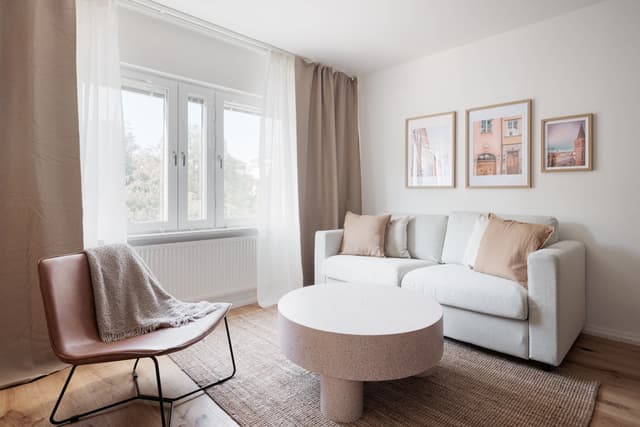 Ljust vardagsrum, modernt kök, mysigt sovrum och fräscht badrum i SoFo-lägenhet, Stockholm