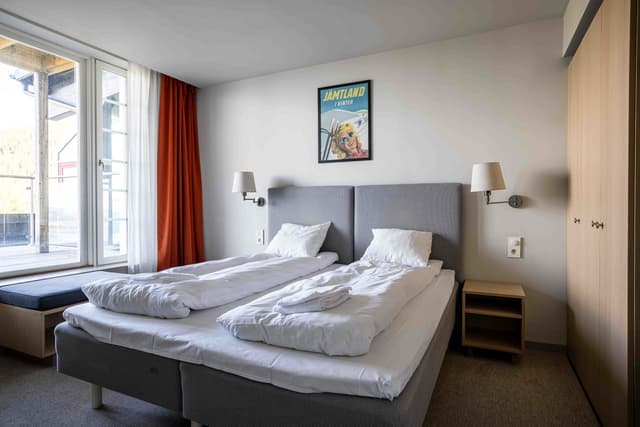 Studions balkong med utsikt över Åre by och sjön, skidåkning rakt ut