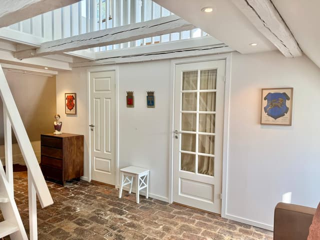 Ljust vardagsrum med konst, modernt kök, privat sovrum, loftsängar & takutsikt i Krakóws gamla stad