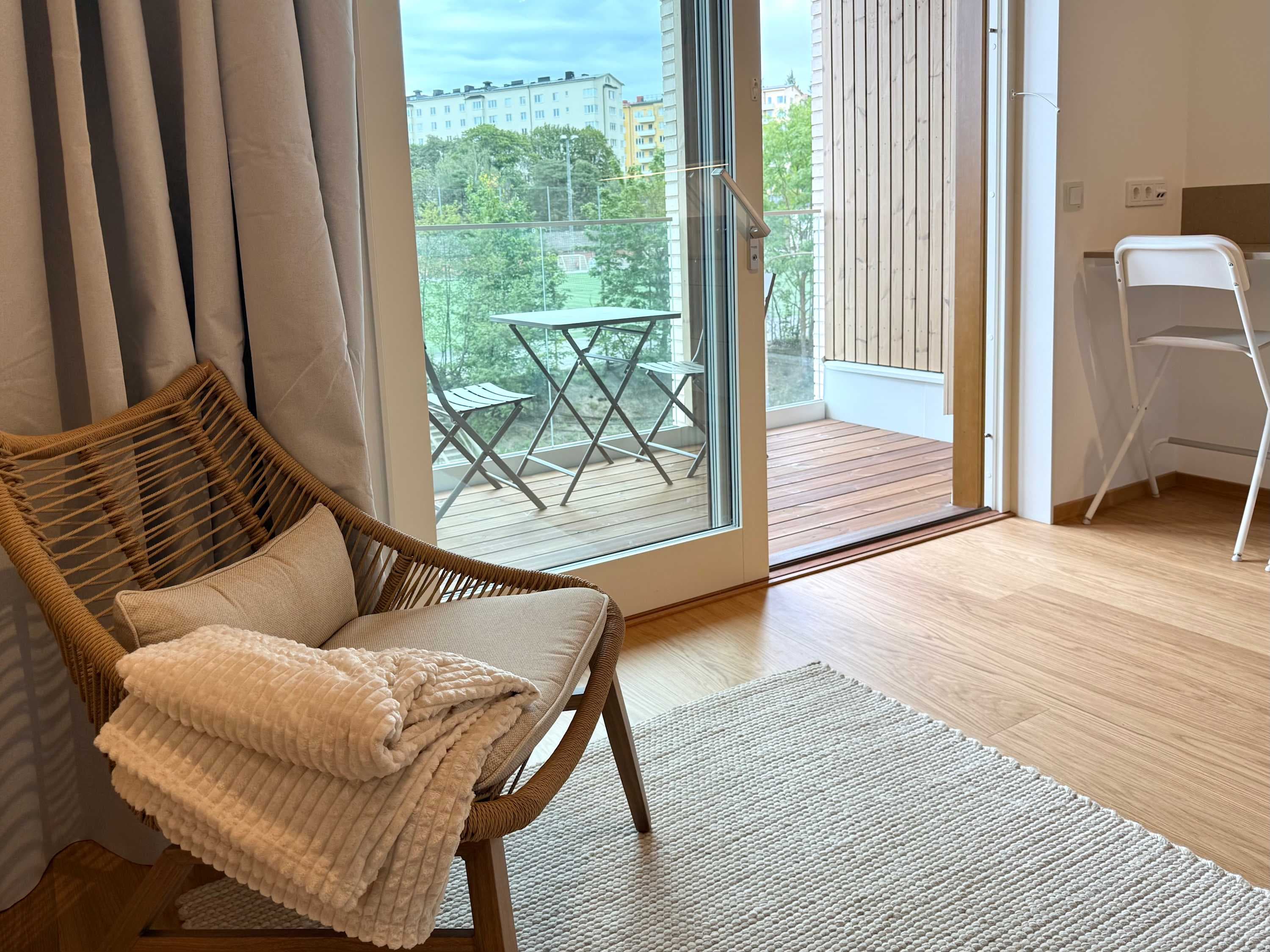 Modern studiointeriör på Kungsholmen, privat balkong för kaffestunder, stor innergård