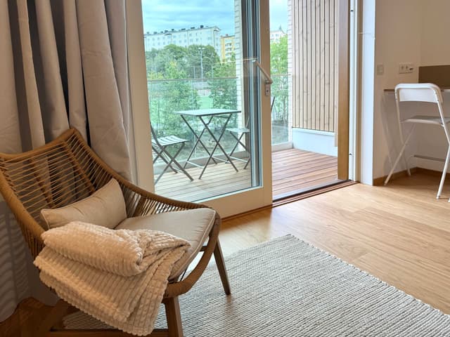 Modern studiointeriör på Kungsholmen, privat balkong för kaffestunder, stor innergård