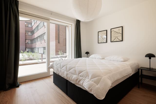 Modern lägenhetsinteriör och privat uteplats på Kungsholmen.