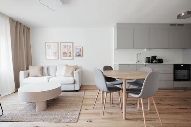 Ljust vardagsrum, modernt kök, mysigt sovrum och fräscht badrum i SoFo-lägenhet, Stockholm