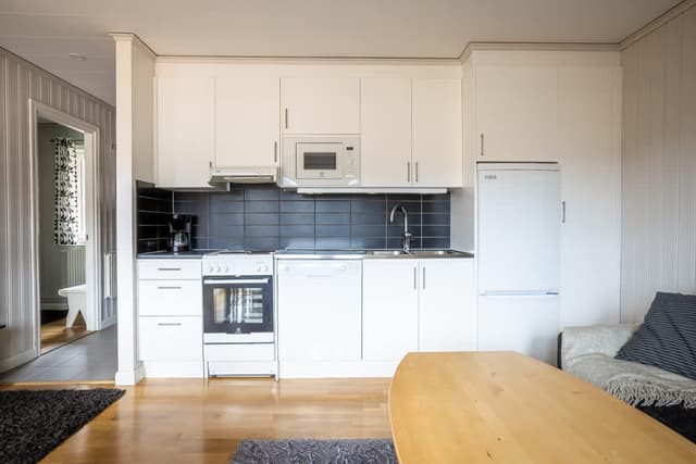 Vardagsrum och kök i Åre Fjällby lägenhet, master sovrum, barnrum med våningssäng, balkongutsikt