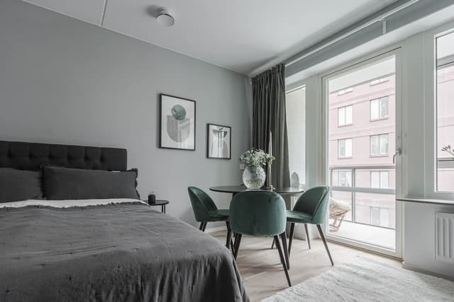 Stilig studiointeriör med balkong i Haga nära Karolinska och Hagaparken