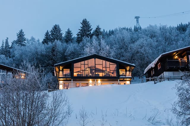 Ski apartment near VM6 and Kabinbanan lifts with patio, dishwasher, ski storage and free parking