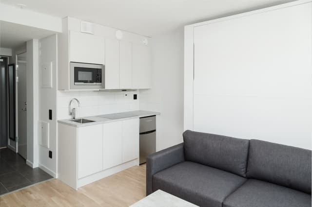 Modern etta med balkong på Lidingö, perfekt för distansarbete och avkoppling.