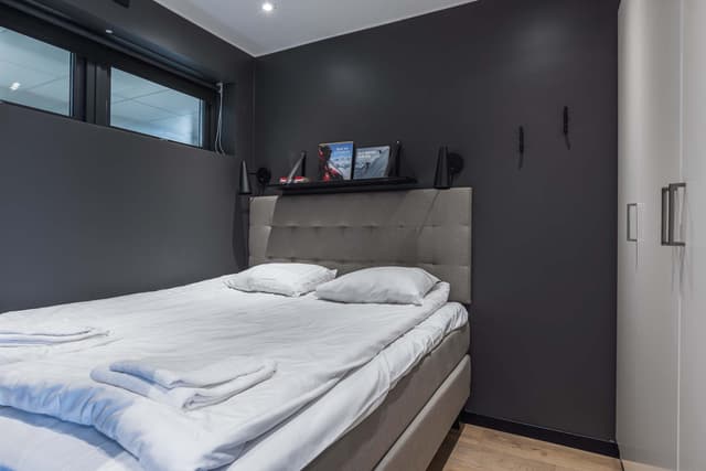 Modernt kök i Åre-lägenhet, stilrent badrum, mysigt vardagsrum med fjällutsikt