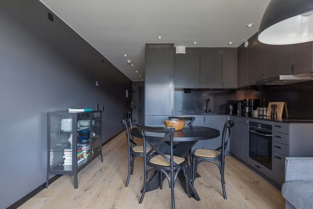 Modernt kök i Åre-lägenhet, stilrent badrum, mysigt vardagsrum med fjällutsikt