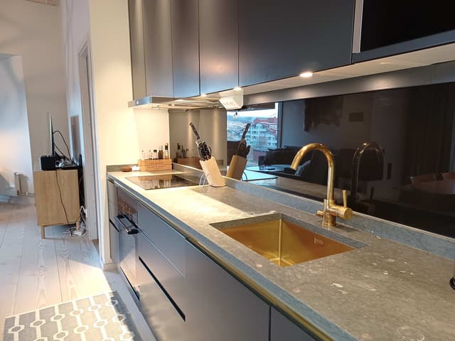 Modern apartment in Åre near the square with fireplace, private sauna, balcony and easy access to ski lifts.