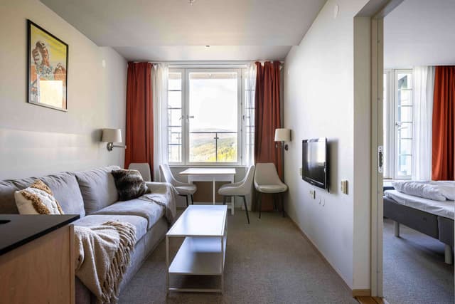 Studions balkong med utsikt över Åre by och sjön, skidåkning rakt ut