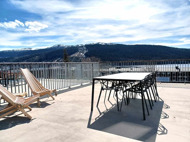 Modern duplex apartment in central Åre with lake view, rooftop terrace and private sauna near ski lifts