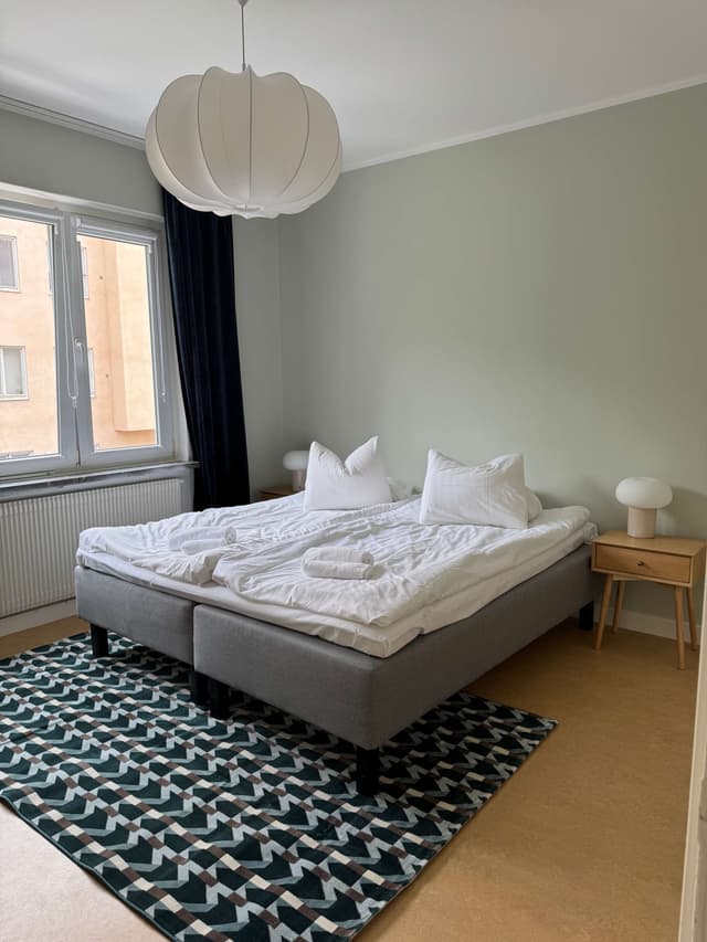 enrummare i Sundbyberg, mysigt vardagsrum, modernt kök, naturutsikt, 10 min tåg till Stockholm