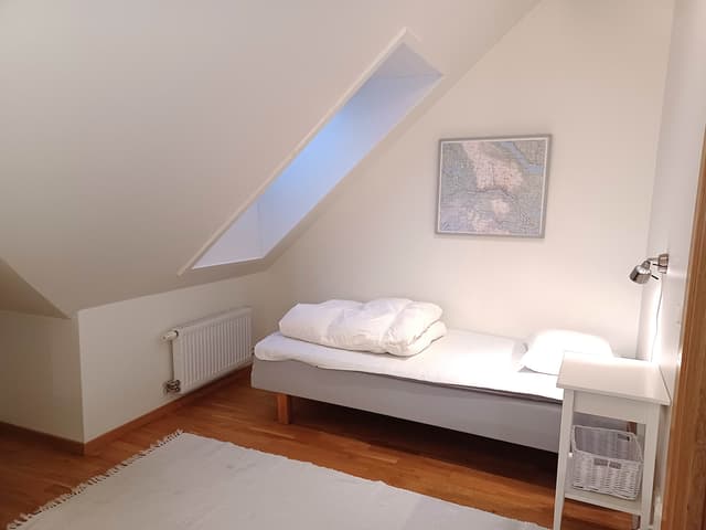 Two-story top-floor apartment in central Åre near ski lifts, with sauna, ski storage and garage parking
