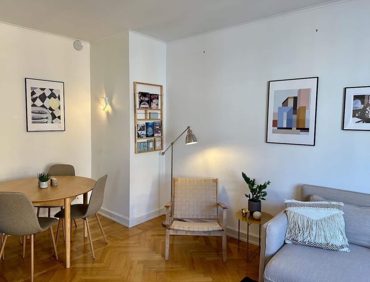 Södermalm apartment living room with dining table, sofa bed and reading corner